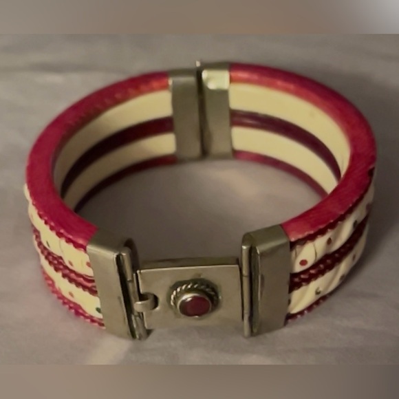 🆕 AMAZING Vintage OOAK Hand Carved Bone, Celluloid, & Garnet Hinged Bangle - Picture 4 of 11